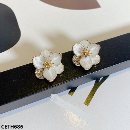 Modern White Flower Earrings Pair - CETH686 YYZ