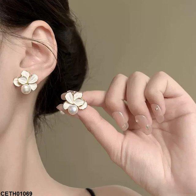 White Flower Pearl Stud Earrings - CETH01069 LSH
