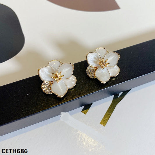 Modern White Flower Earrings Pair - CETH686 YYZ