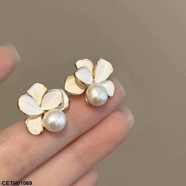 White Flower Pearl Stud Earrings - CETH01069 LSH
