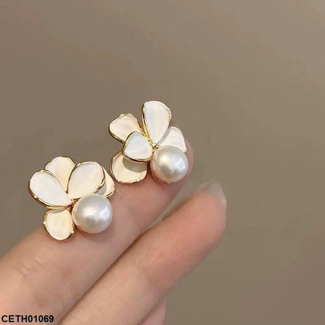 White Flower Pearl Stud Earrings - CETH01069 LSH